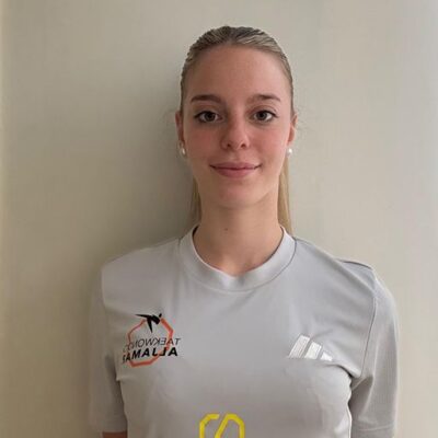 Ainara Rojas con camiseta del club taekwondo Aljamar