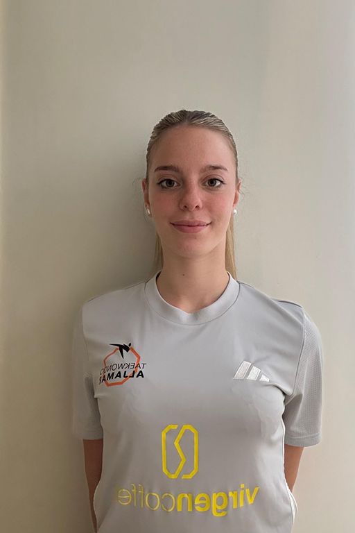 Ainara Rojas con camiseta del club taekwondo Aljamar