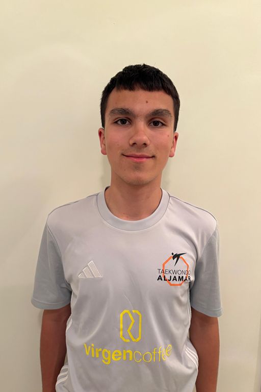 Diego Cano con camiseta del club Taekwondo Aljamar
