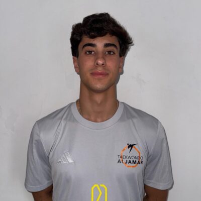 Álvaro Hidalgo con camiseta gris del club Taekwondo Aljamar