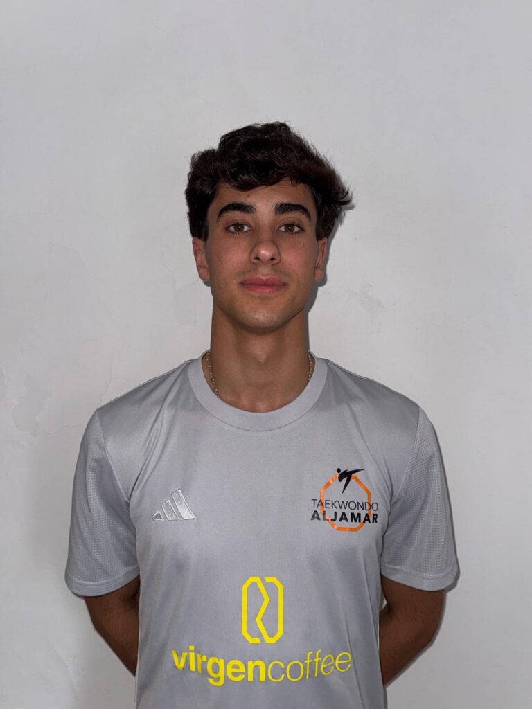 Álvaro Hidalgo con camiseta gris del club Taekwondo Aljamar