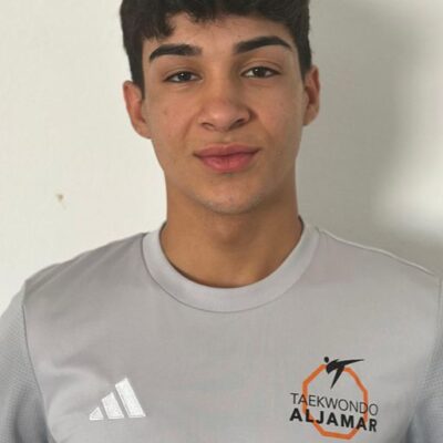 Alejandro Carrión con camiseta del club Taekwondo Aljamar