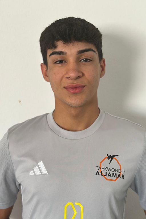 Alejandro Carrión con camiseta del club Taekwondo Aljamar