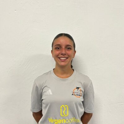 Lucía Luque con camiseta del club Taekwondo Aljamar
