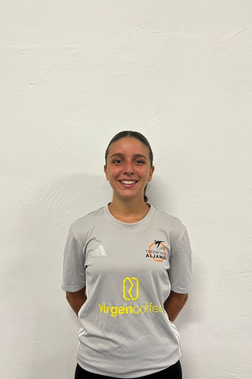 Lucía Luque con camiseta del club Taekwondo Aljamar