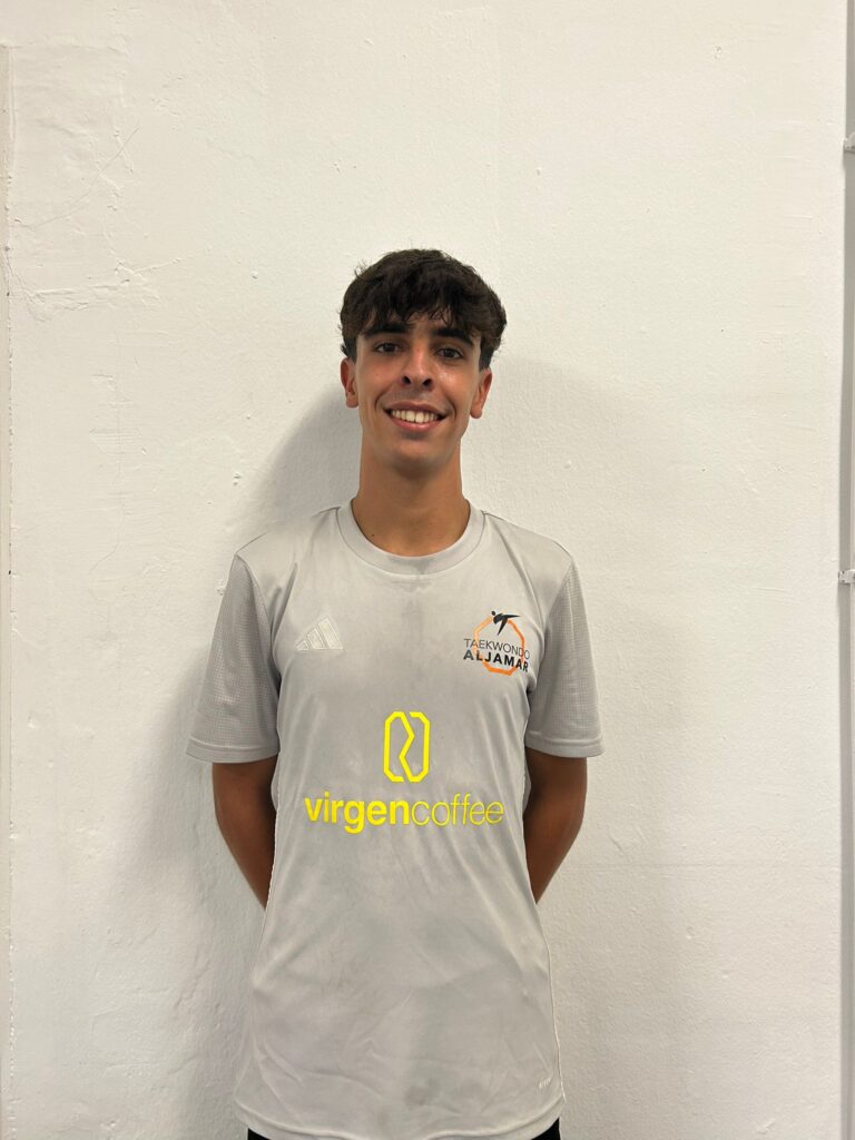 Pablo Luque con camiseta del club Taekwondo Aljamar